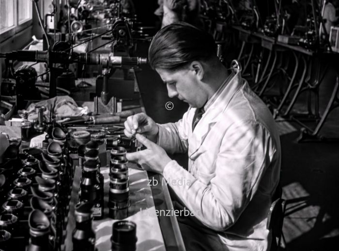 Arbeiter in der Leica Kamerafabrik Wetzlar 1937