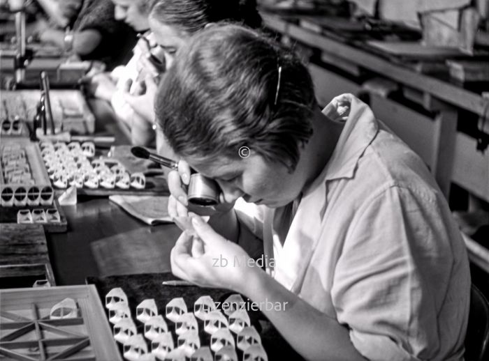 Arbeiter in der Leica Kamerafabrik Wetzlar 1937