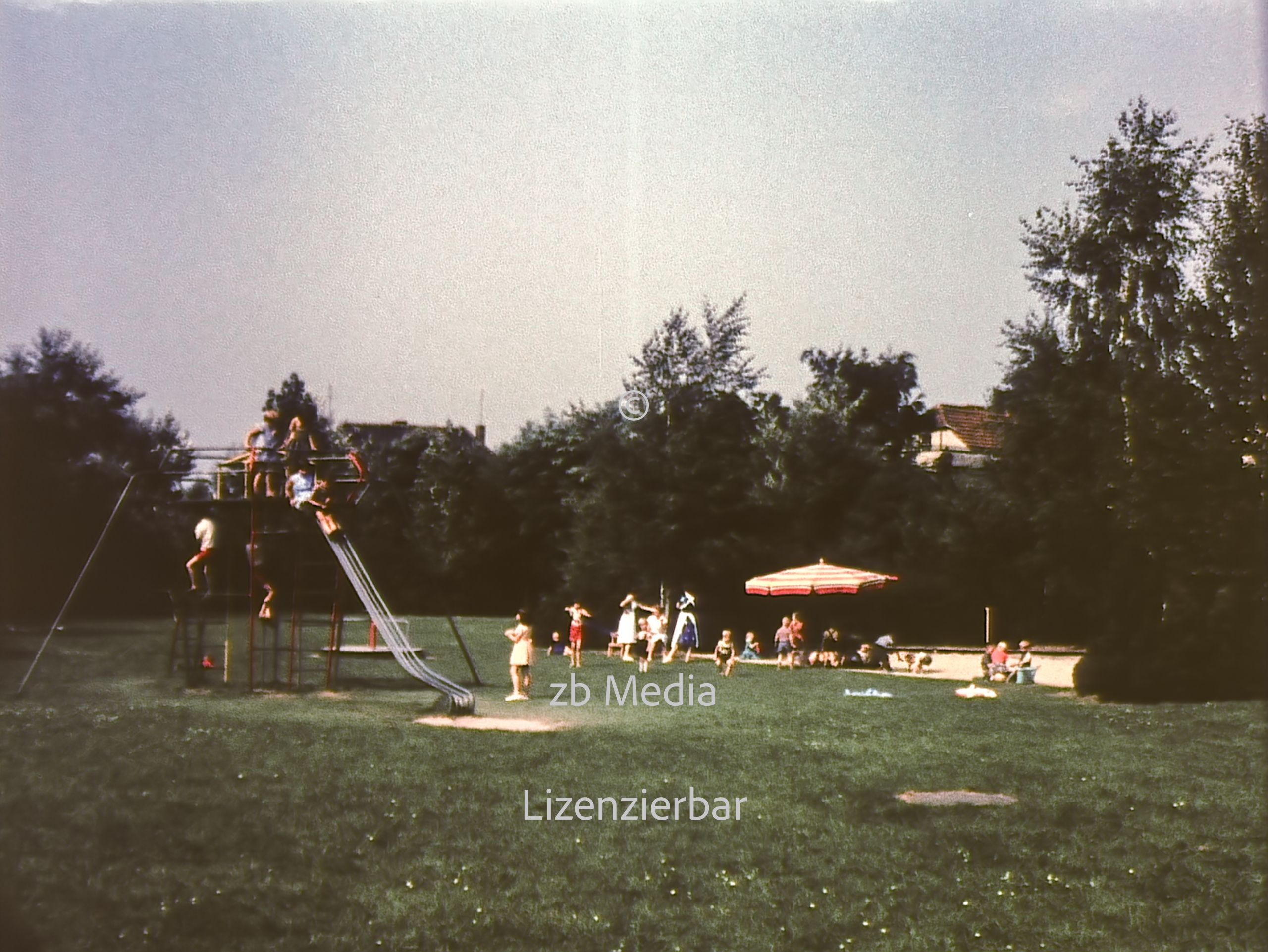 Kinder auf Rutsche Spielplatz Berlin 1961, 3 - Foto - Historiathek