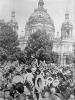 Jubelnde beim Kriegsausbruch 1914 in Berlin