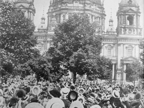 Jubelnde beim Kriegsausbruch 1914 in Berlin