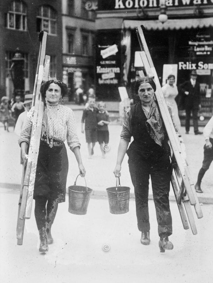 Tapeziererinnen in Berlin 1916