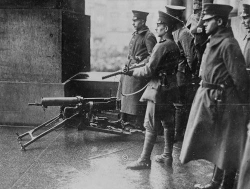 Regierungstruppen am Reichstag in Berlin 1920