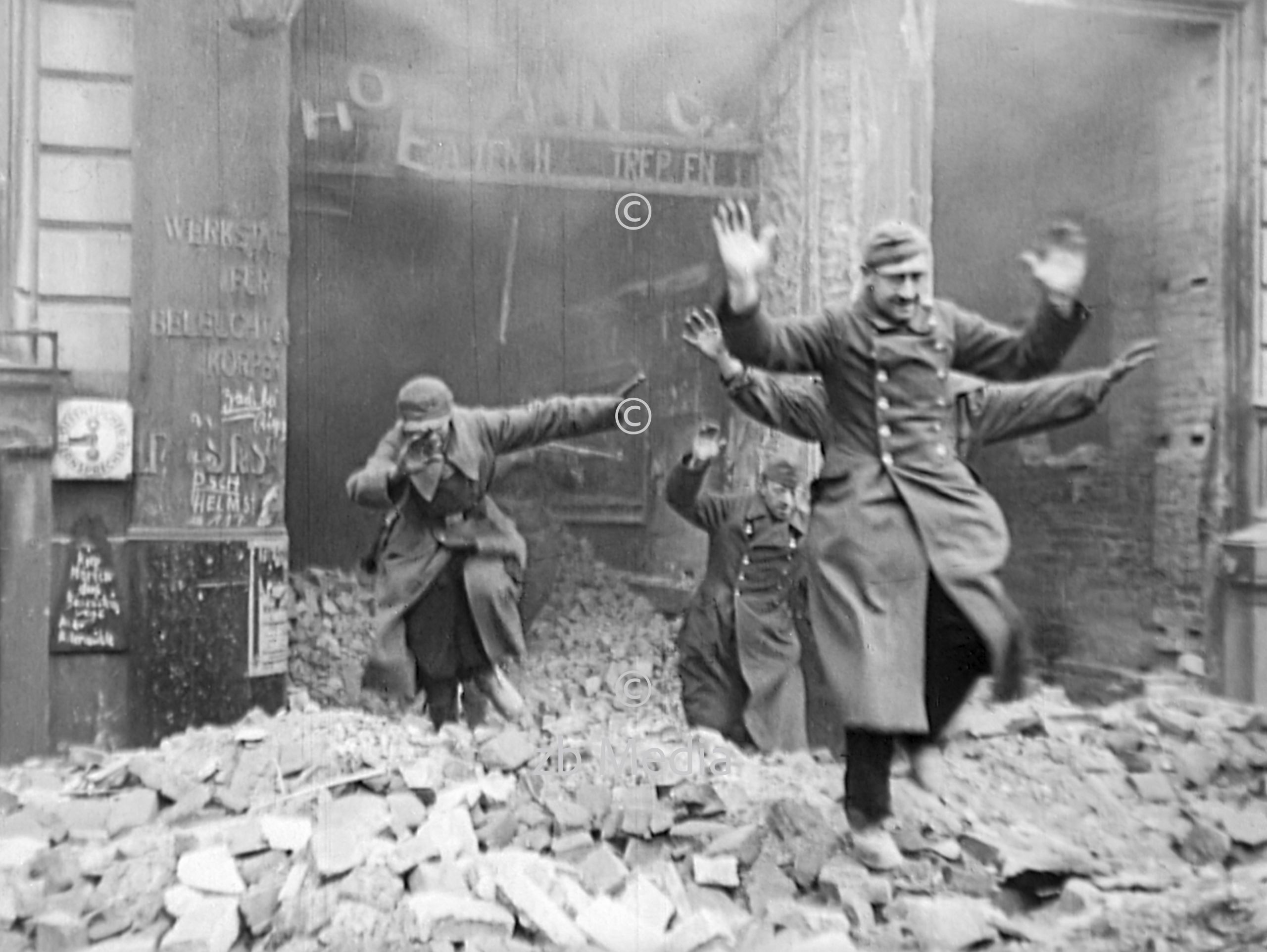 Kapitulation deutscher Soldaten in Berlin 1945