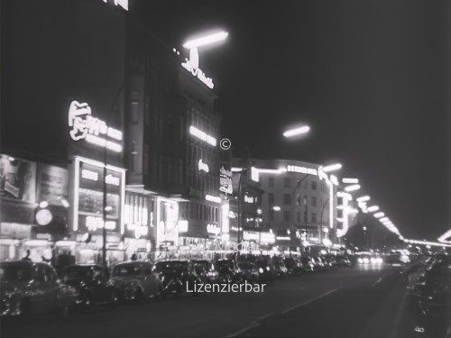 Nachtaufnahme von Leuchtreklame in Berlin 1955