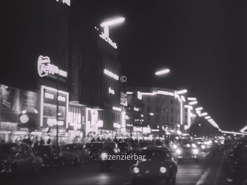 Nachtaufnahme von Leuchtreklame in Berlin 1955