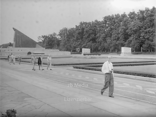 Sowjetisches Ehrenmal Berlin 1955