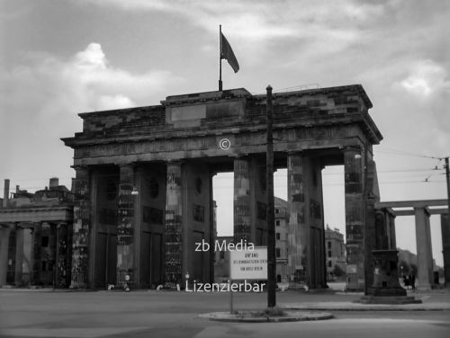 Brandenburger Tor in Berlin 1955
