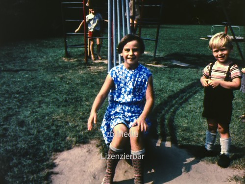 Kinder auf Rutsche Spielplatz Berlin 1961