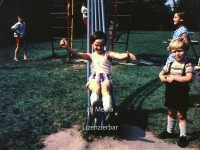 Kinder auf Rutsche Spielplatz Berlin 1961