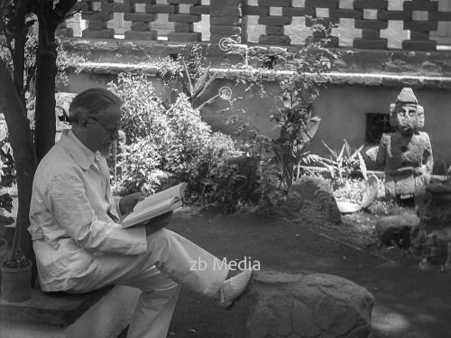 Leo Trotzki liest im Garten von Frieda Kahlo