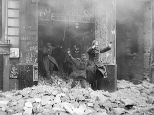Kapitulation deutscher Soldaten Berlin 1945