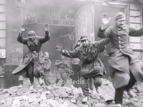 Kapitulation deutscher Soldaten Berlin 1945