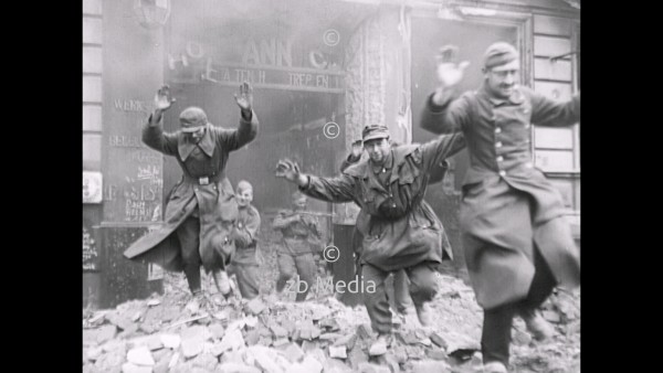 Kapitulation deutscher Soldaten Berlin 1945