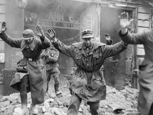 Kapitulation deutscher Soldaten Berlin 1945