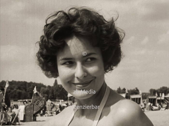 Junge Frau am Wannsee Berlin 1960