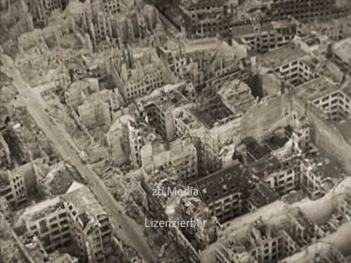 Zerstörte Gedächtniskirche in Berlin 1945