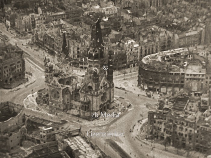 Zerstörte Gedächtniskirche in Berlin 1945