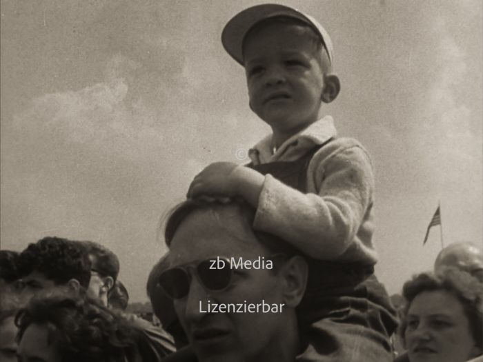 Zuschauer US-Militärparade Berlin Tempelhof 1958