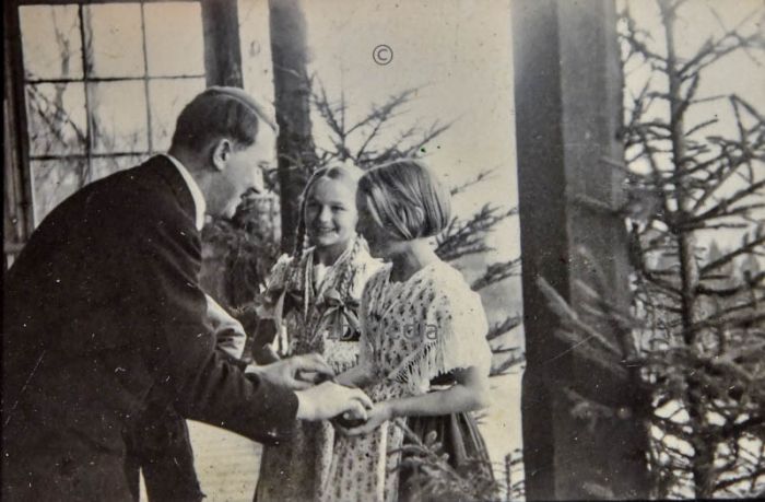 Hitler mit Kindern am Berghof