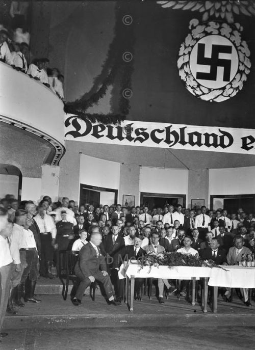 Adolf Hitler und Rudolf Hess im Bierkeller