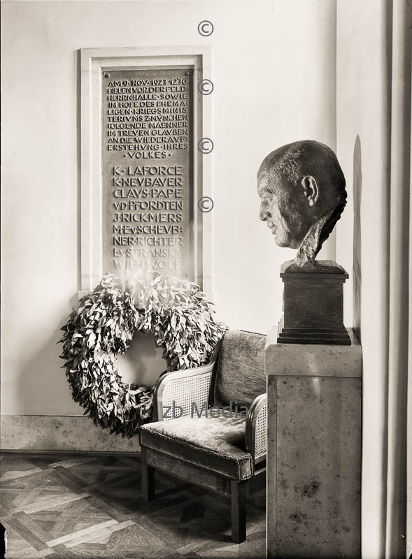 Braunes Haus München Ehrentafel und Büste Dietrich Eckardt