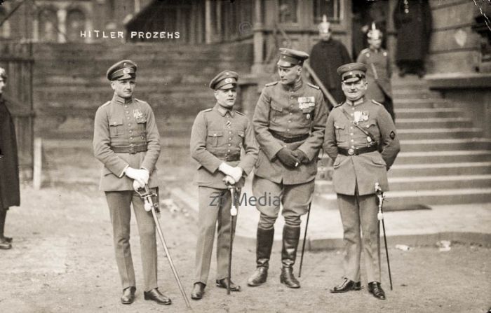 Hitler Prozess Angeklagte in Uniform
