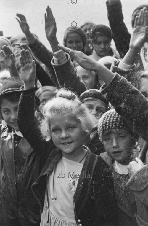 Kinder zeigen Hitlergruß 1934