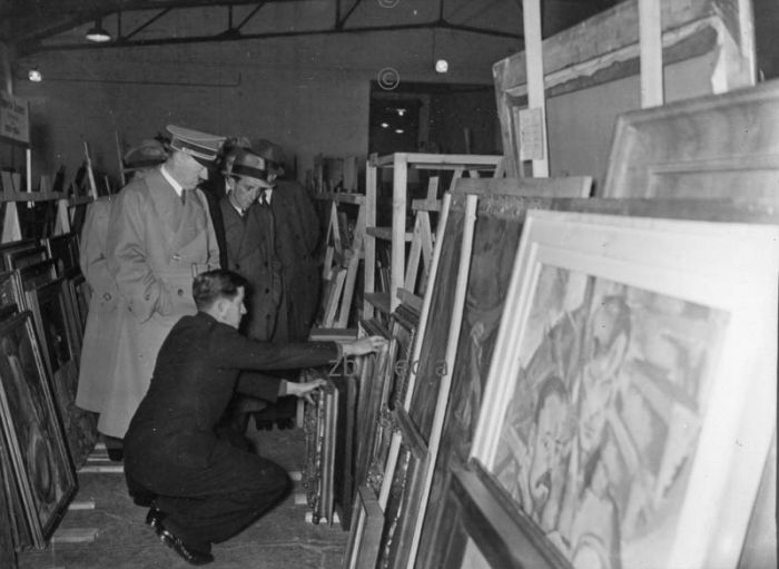 Adolf Hitler und Joseph Goebbels mit Kunstwerken