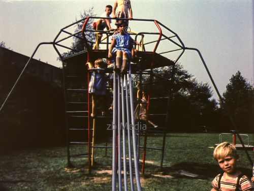 Kinder auf Rutsche Spielplatz Berlin 1961