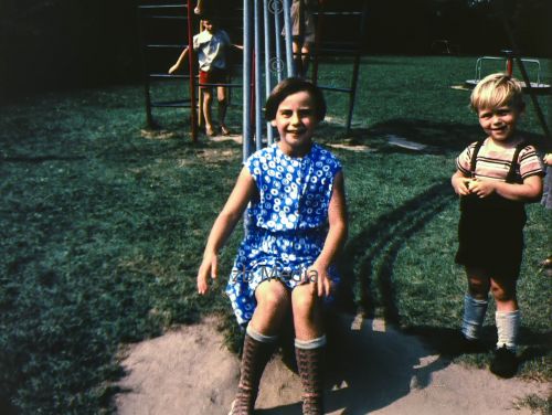 Kinder auf Rutsche Spielplatz Berlin 1961