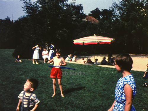 Hula Hoop Spielplatz Berlin 1961