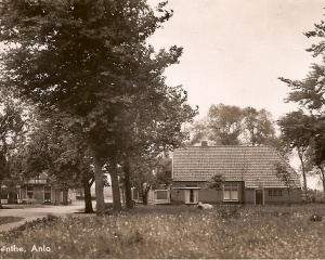 Anloo,gezicht op huis Mennega en HCR Popken.jpg