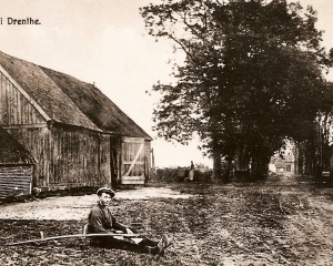 Anloo,Lunsenhof, Egbert Greving scherpt de zeis.jpg