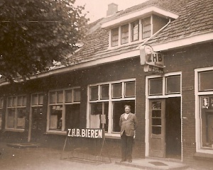 Popken,Steven voor het cafe en de winkel.jpg