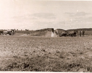 Anloo,Afgraving Grafheuvel o.l.v. prof. van Giffen in 1935 op het land waar nu de camping ligt..jpg