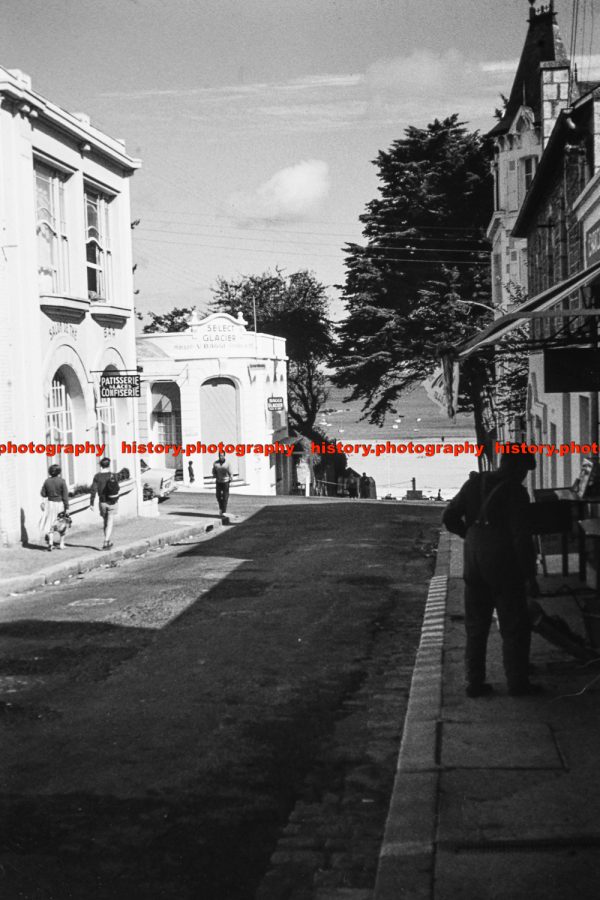 Q000625 St. Lunaire. Road to beach. France. 1959