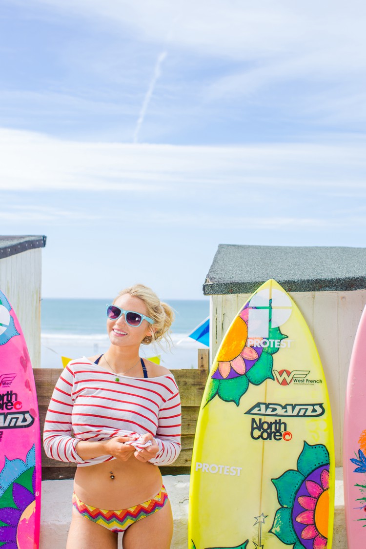 Colourful Cornwall lifestyle photography with Lucie Rose Donlan by Marianne Taylor. Click through for more!