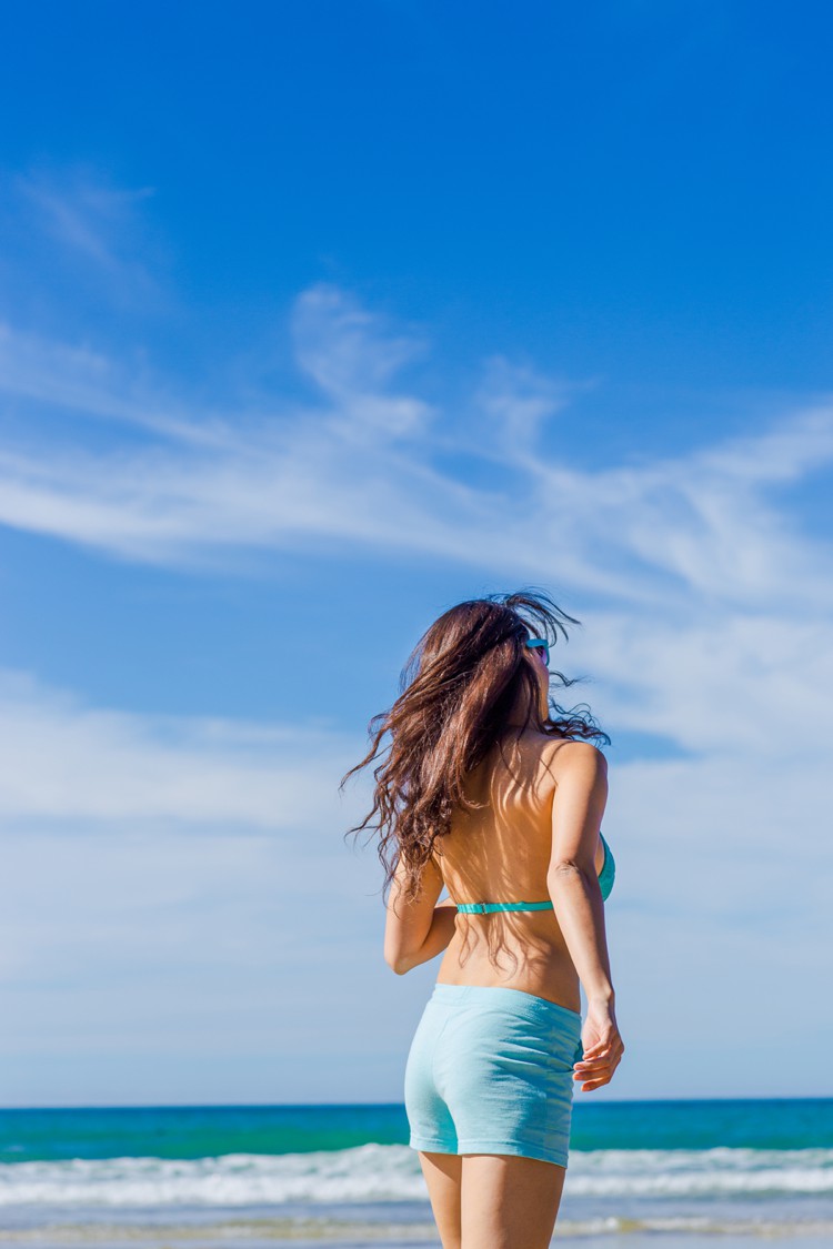 Colourful Cornwall lifestyle photography with Shirsti Shrestha by Marianne Taylor. Click through for more!