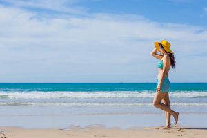 Colourful Cornwall lifestyle photography with Shirsti Shrestha by Marianne Taylor. Click through for more!