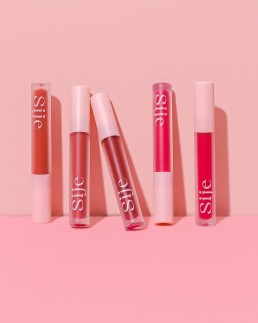 Colourful content creation and creative still life photography for Sije cosmetics. Product photography, art direction and styling by HIYA MARIANNE.