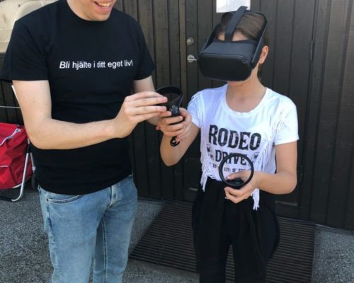 En ung deltagare testar Hjälteskolans VR-upplevelse