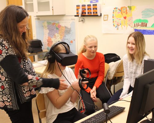 Hjältepedagog Åsa visar VR.