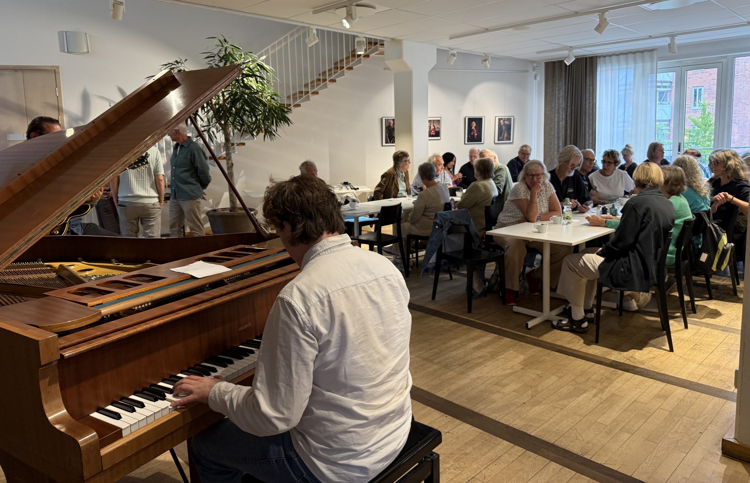 Leo Lindberg, piano och Max Schultz, gitarr " värmde upp publiken innan debatten