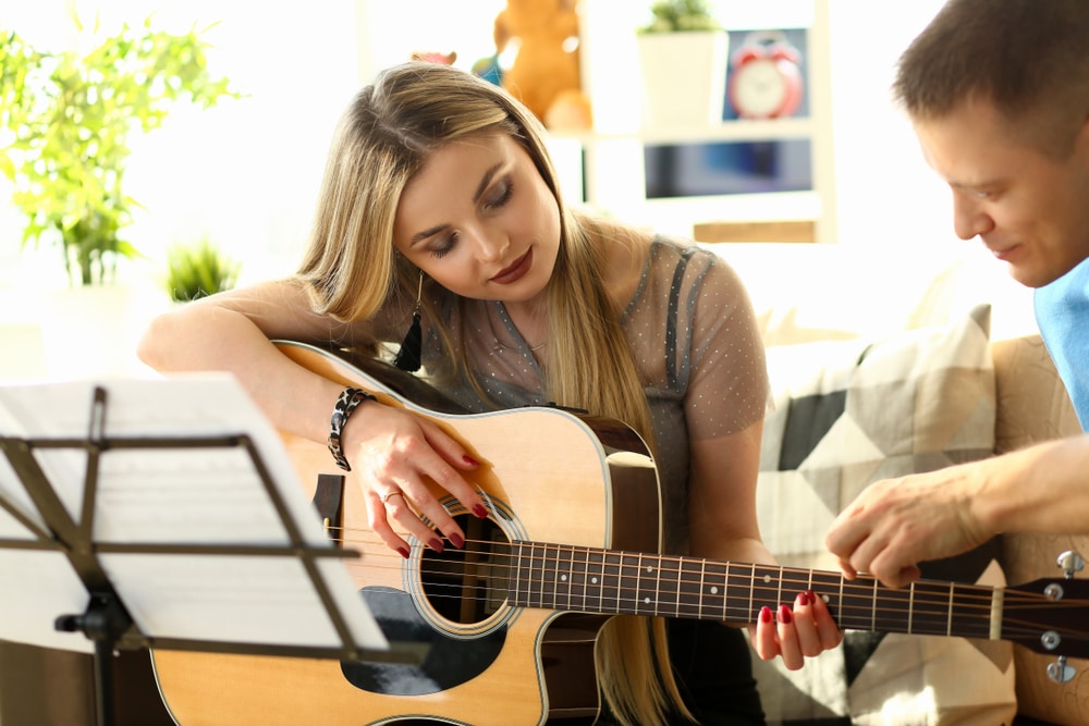 hvordan lære å spille gitar