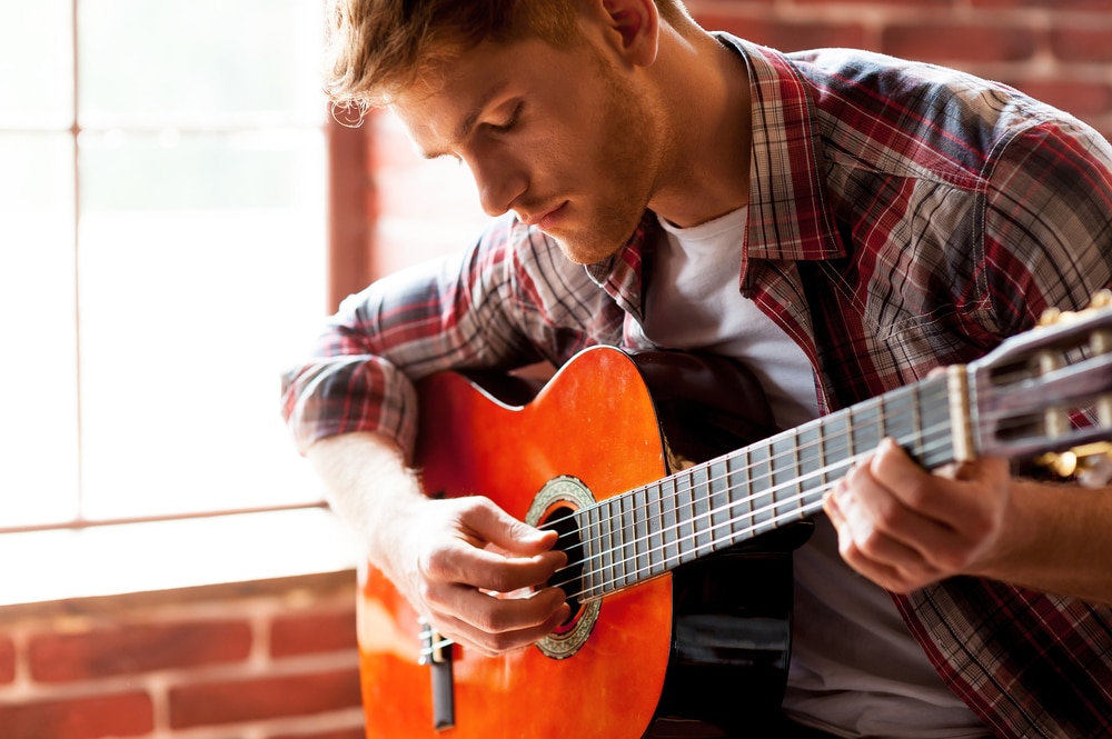 hvordan lære å spille gitar