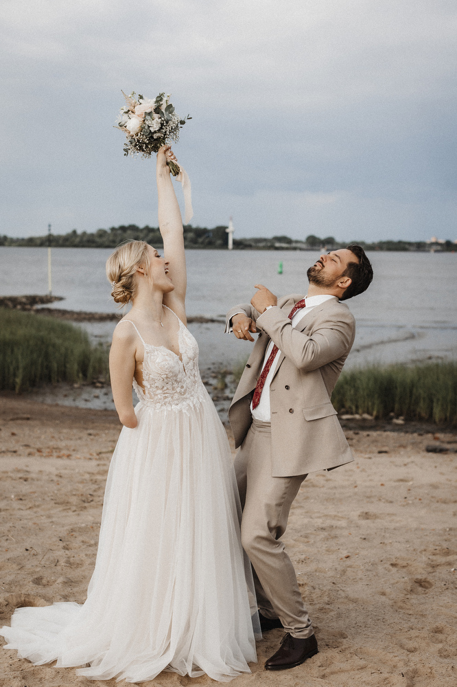 Hochzeitsreportage-Jork-Altes-Land-Hochzeitsfotografie-Strand-am Meer