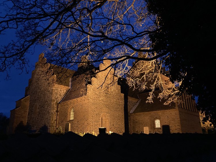 Højby kirke ved aftenstide Fotograf: Pia Petersen