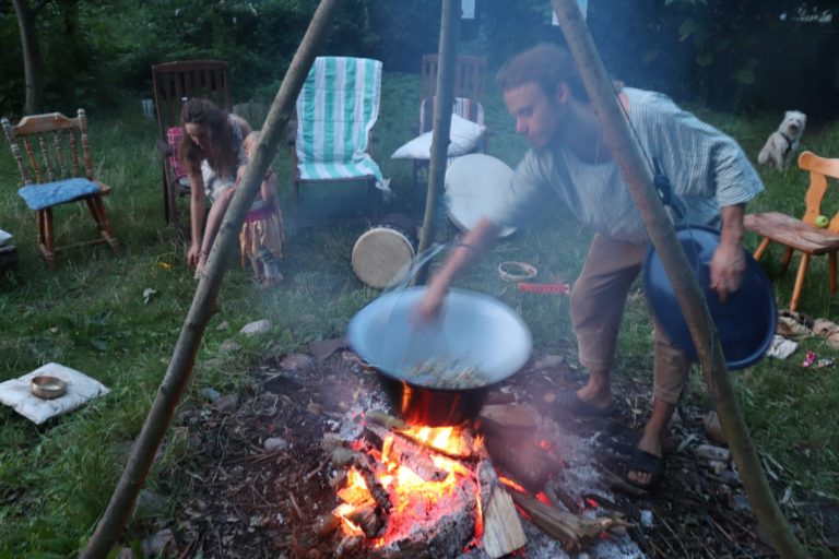 Demian kocht am Hexenkessel, 2019, Foto Laima Simkeviciute