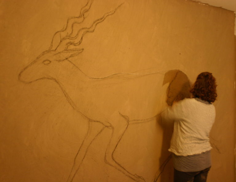 Laima formt eine Antilope aus Lehm auf der Wand, 2017, Foto Alexej Grohe